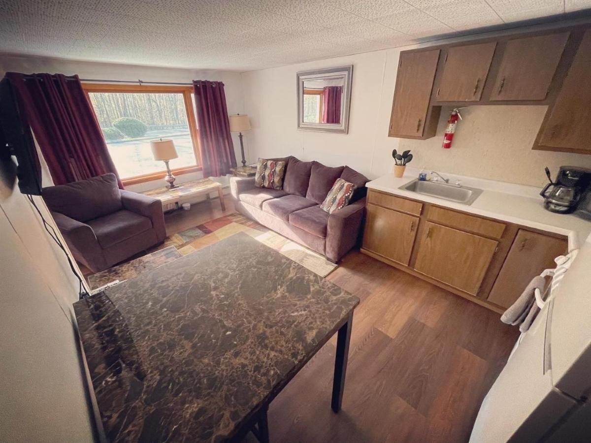 Berkshire Valley Inn North Hancock Екстер'єр фото