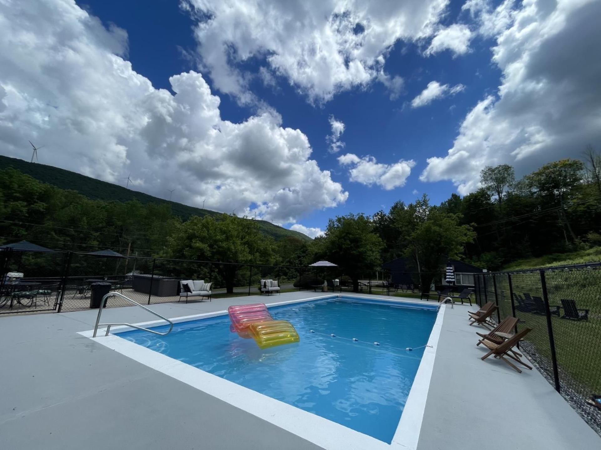 Berkshire Valley Inn North Hancock Екстер'єр фото